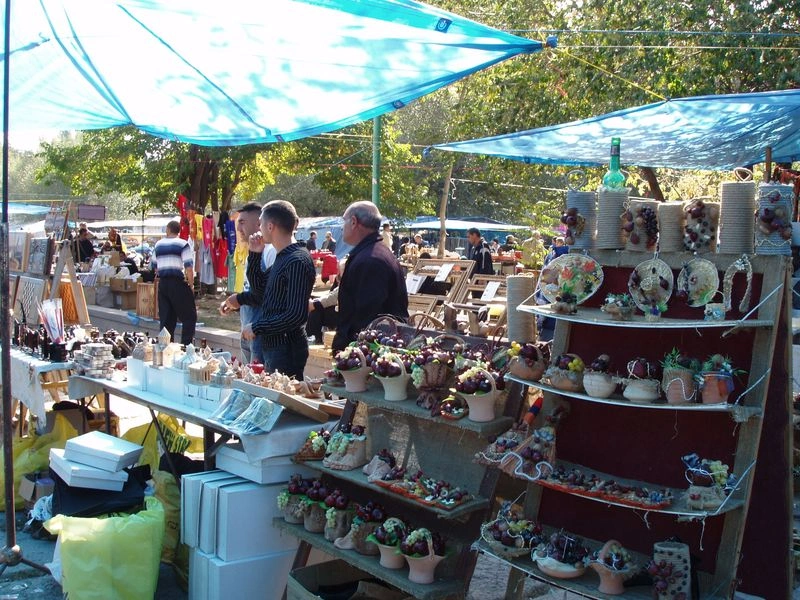 بازار ورنیساج ایروان دقیقا همچین جایی است. این بازار فضایی خاص دارد و بیشتر با غرفههای فروش صنایع دستی و سوغاتیهای قیمت مناسب معروف است که مسافران در تور ارمنستان به مقصد ایروان فرصت گشتوگذار در آن دارند.